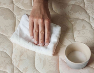 Nệm cao su có thấm nước không ? cách xử lý nệm cao su bị ướt nhanh chóng